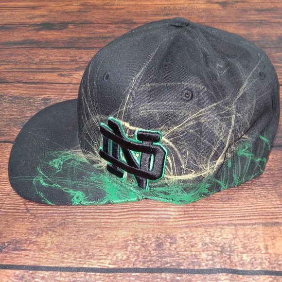 Notre Dame Fighting Irish Top of the World Embroidered Fitted M/L Black Green - Picture 2 of 6